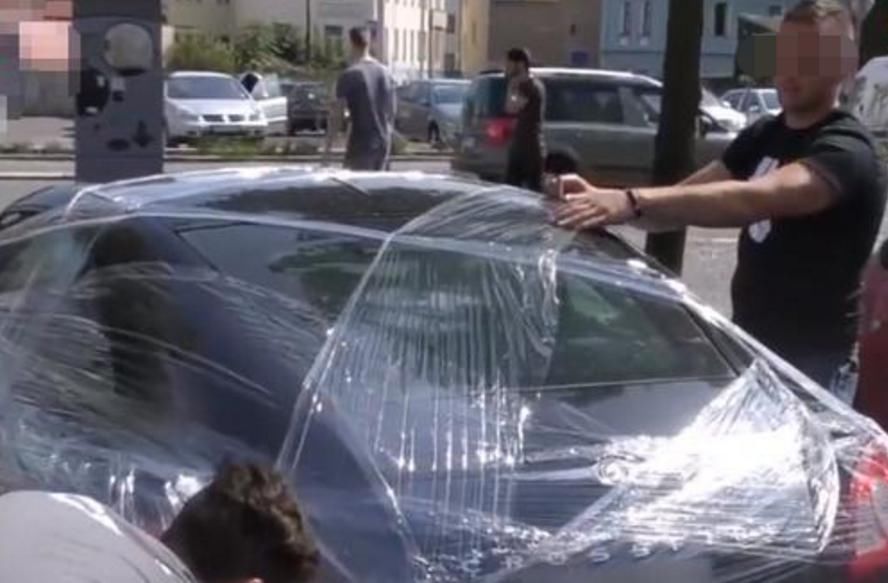 门口|乱停车堵在超市门口，老板用保鲜膜报复，车主开车时脸都绿了