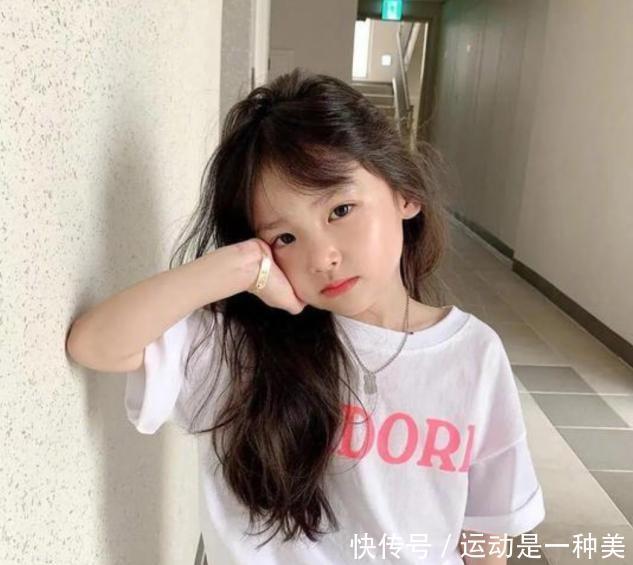 女人|女人的精致感要从小抓起!学8岁时尚博主穿搭,韩式风简约显气质