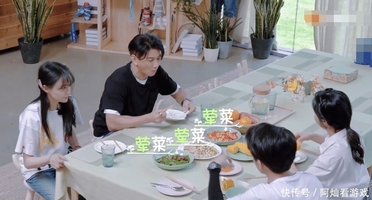 谭松韵|郑爽减肥不吃荤菜,自己开小灶炒青菜,当她装盘时谭松韵都吃惊了