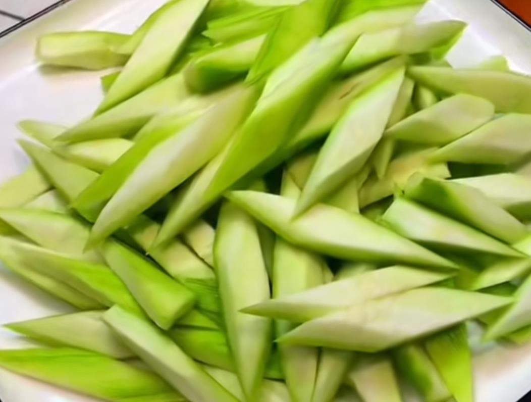 丝瓜炒鸡蛋|8月吃这个瓜最鲜,应季吃消热解暑,补充营养,还不怕长胖