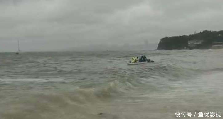  风雨|女孩风雨天气站在悬崖边，人们还没反应过来，女孩就坠入海中