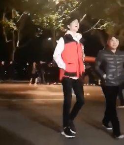  拍摄|肖战回重庆蹲路边吃早餐带火面馆，粉丝向老板求购肖战碗筷