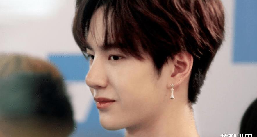 舞蹈|王一博素颜排练,认真的姿态惹人喜爱,最负责的队长