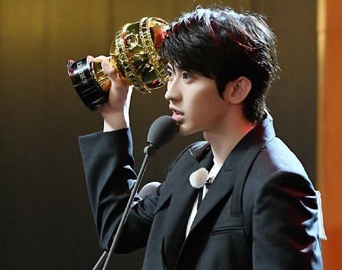  亮相|奔跑吧baby盛装亮相时，谁注意到蔡徐坤的反应素质不是装的