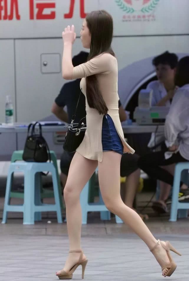 开叉|街拍辣妈穿裸色高跟鞋现身,搭配高线条开叉衣,尽显时尚风范