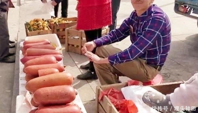 香肠|大叔街边摆摊卖巨型“香肠”,小伙买了一根,大叔切开后爆笑不止