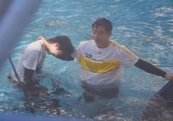 扛得住|蔡徐坤被郑恺按到水里,看到因遇水而“脱妆”的脸,这谁扛得住