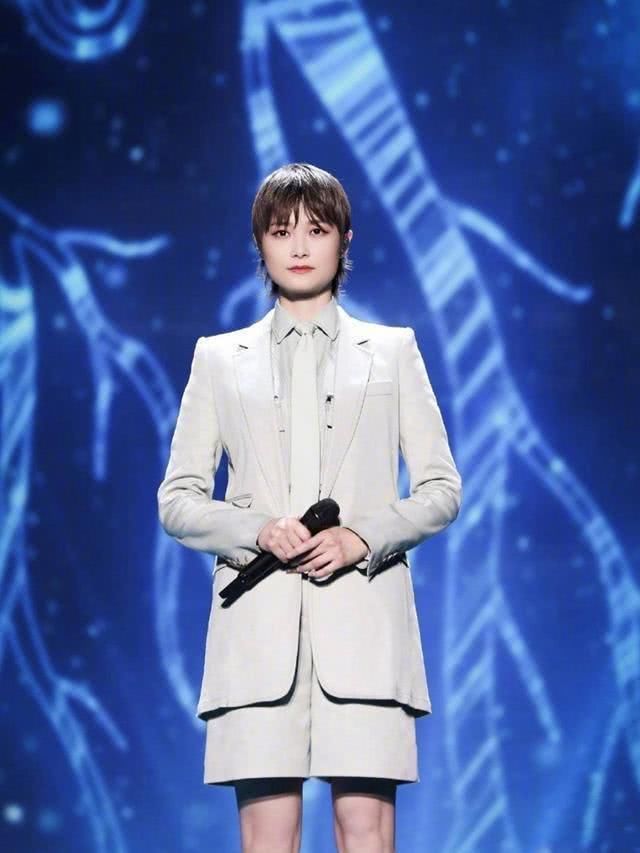 总决赛|李宇春出席青你2总决赛亲身演绎百变舞台,暖心助力成团夜