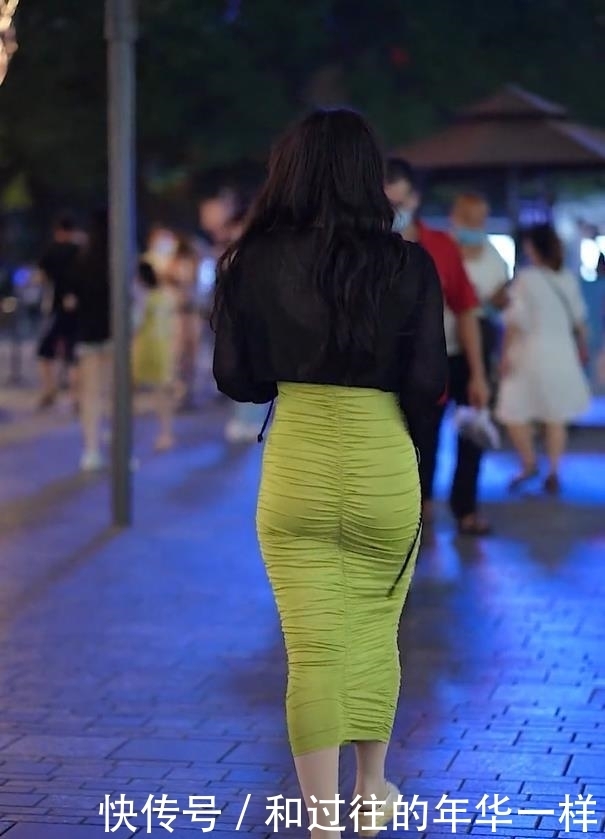  梨形|黑色小外套搭配U领裙，穿出“梨形身材”永不过时