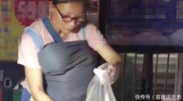 胸前|女子深夜夜市摆摊，胸前缠绕着的布条，顾客看到后深表同情