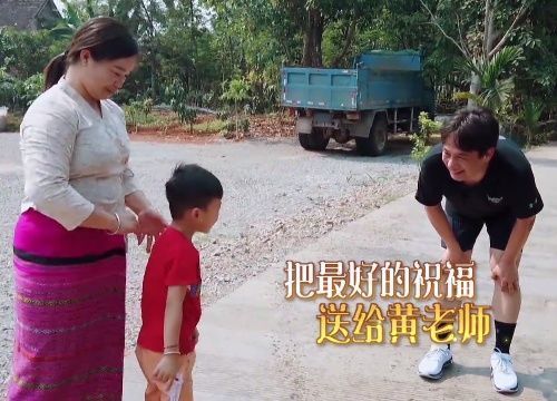 镜头|三岁小孩路上冲黄磊呲水时,有谁注意到他的表情镜头还拍着呢