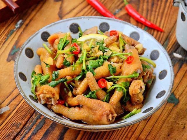 切成|这样做鸡爪真的太好吃了,越吃越上头!你们一定要试试看!