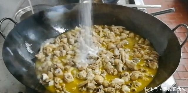 下入锅中|淮扬菜大厨改良员工餐将香菇烧鸡这么做,鲜香微辣,开胃下饭