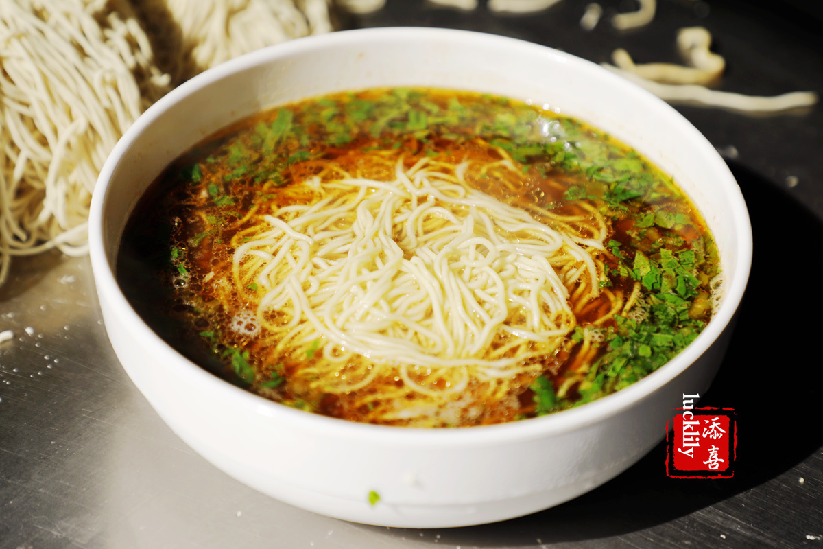 浇头|吃了这四家镇江代表性的网红面馆,基本就成了镇江锅盖面的全科生