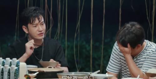 黄晓明|黄晓明吃肉减肥法,一粒米不吃,饭桌上和彭昱畅抢肉吃:分我一点