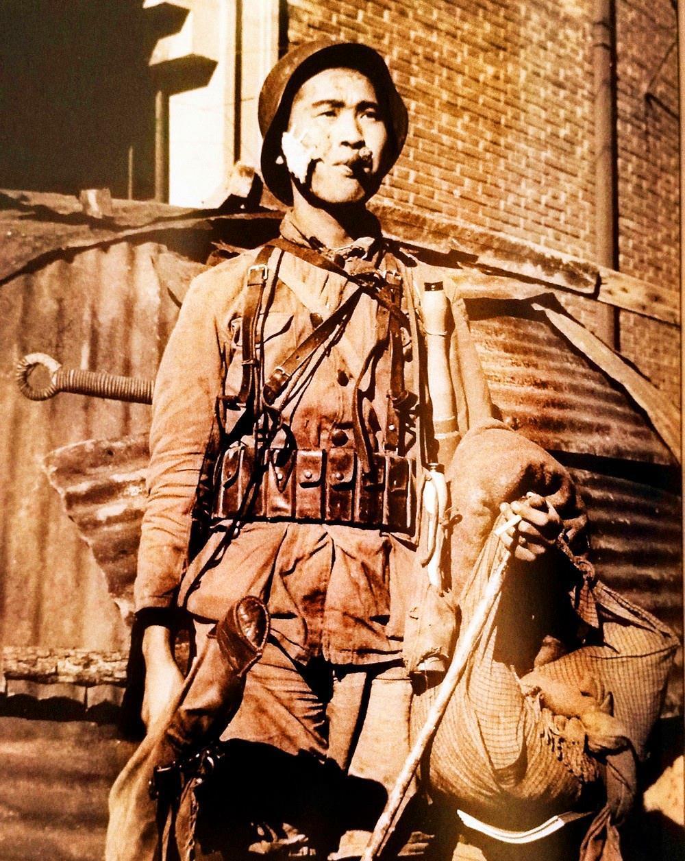 杀人比赛|历史上过目难忘的照片:淞沪会战中挂彩的军人,易北河畔跳友谊舞的苏美士兵