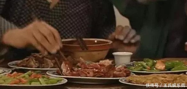 这部|还珠格格饭菜是假的,家有儿女也是假的,这部剧虽剧组穷,但饭菜是真的