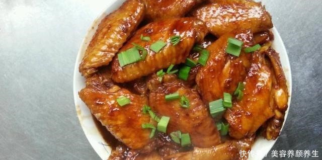 清水冲洗干净|烹饪鸡翅时,先焯水还是先腌制7成人弄不清这步,难怪鸡翅老柴