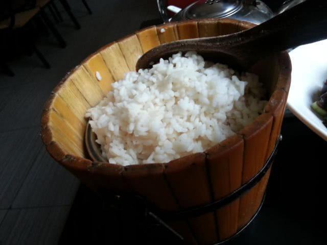  米饭的话|假如给你一桶米饭，以下四道菜中选一种，我猜你会选图五