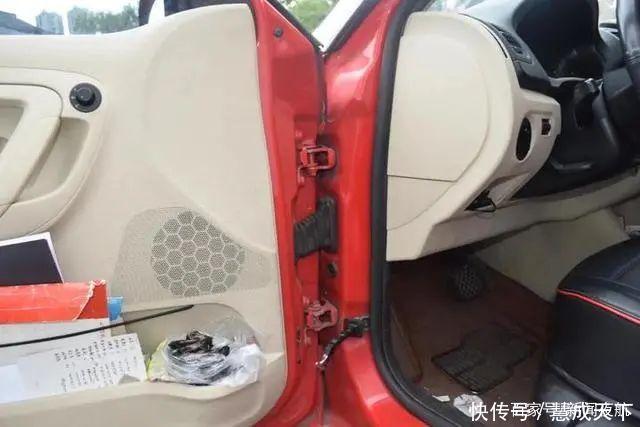  驾驶员|匪夷所思！驾驶员倒车，把自己卷进车底，现场惊心动魄