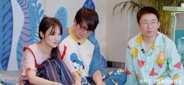 手机|郑爽上节目遭吐槽,玩游戏作弊,喝水作假,即使录节目手机都不离手