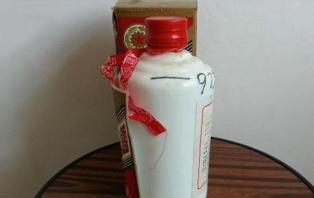喝酒|茅台瓶上系一条红带子,是干啥用的?就算你经常喝酒也不一定懂