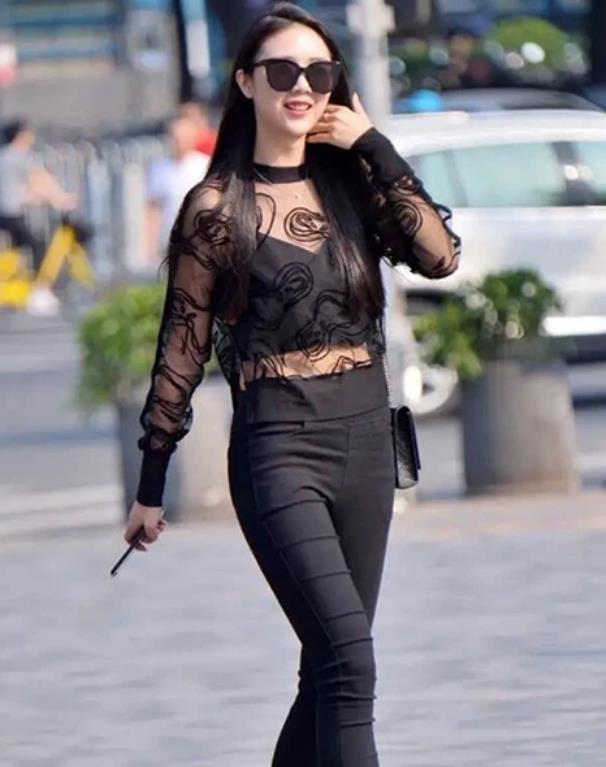  白色|街拍：皎若秋月的美女，一件白色短袖配漏洞牛仔裤，时尚靓丽气息