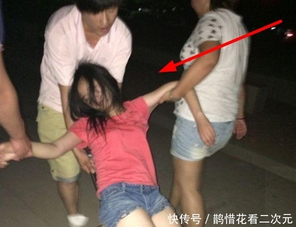 尴尬|妹子,太不顾及形象了,喝这么多酒,几个男生抬着回家,尴尬啊