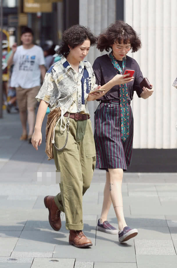 太潮|快把黑长直换了,火爆街头的“窝窝头”发型太潮了,显嫩20岁!