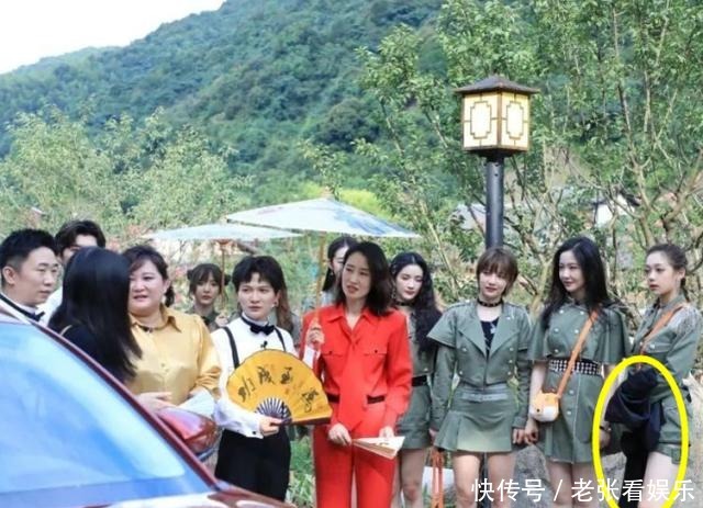 张艺凡|穿短裙蹲地不方便硬糖少女做示范,张艺凡失望,郑乃馨看懵导演