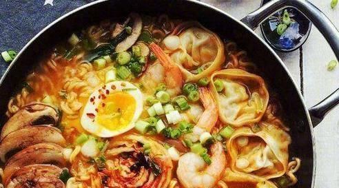 泡面|学生党公认的4种泡面搭档,卤蛋辣条都不算啥,图4才是“王者”