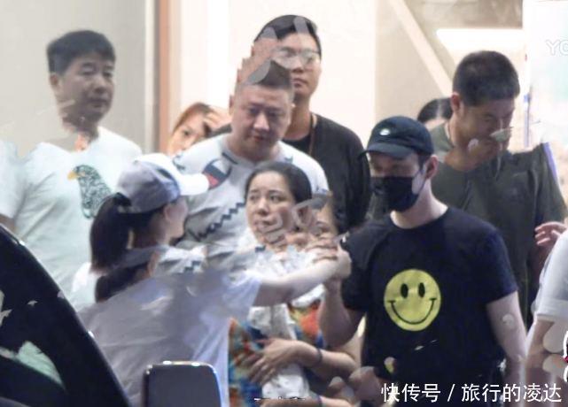 握手|黄晓明李小冉聚餐,饭后两人“握手撞怀”,不怕baby吃醋?