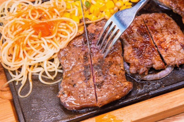 吃牛排|华晨宇晒牛排早餐,意外曝光餐具上万元