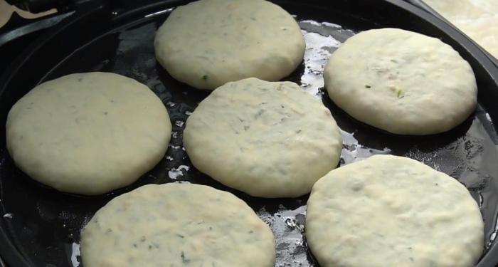 鸡蛋|秋天常吃这馅的饼子,不用发面也柔软,薄皮大馅,比肉饼还要好吃