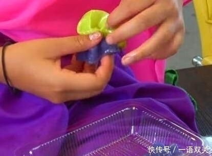 大锅|大姐摆摊卖“特别”小吃,1元2个,一天只做2大锅,来晚了吃不上