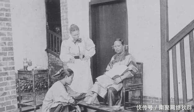 缠足|晚清老照，图2是缠足女子，最后一张是慈禧的母亲过生日