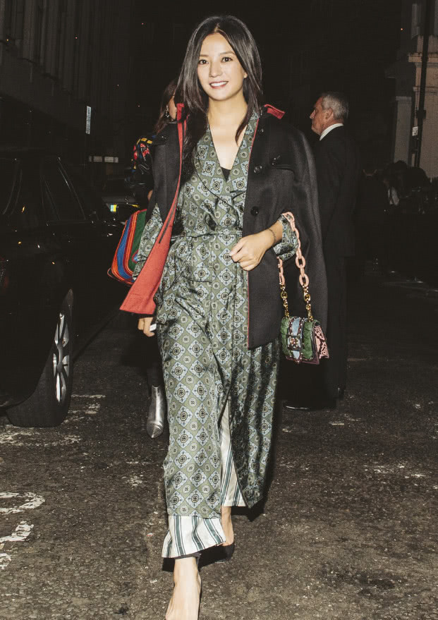 赵薇|赵薇心真大，这样穿显老10岁不止，这是穿着睡衣就出门的节奏！