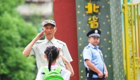  工作上|“你爸就是个送外卖的”，父亲的职业遭同学嘲笑，孩子霸气回怼