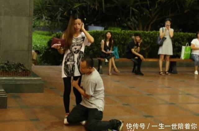 拒绝|男子跪在地上，抱着女生大腿表白，遭拒绝后大声痛哭！