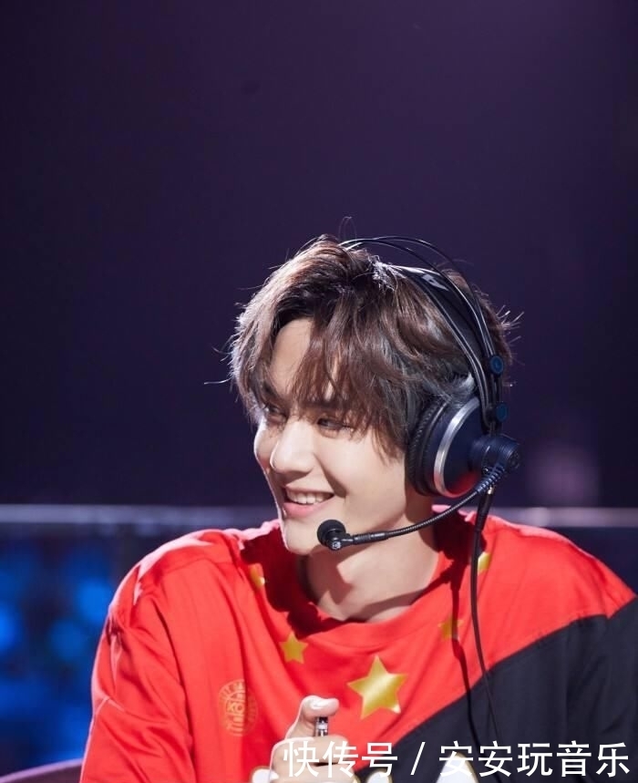 地上|王一博为了节目效果也是拼了,馒头掉到地上也捡起来接着吃