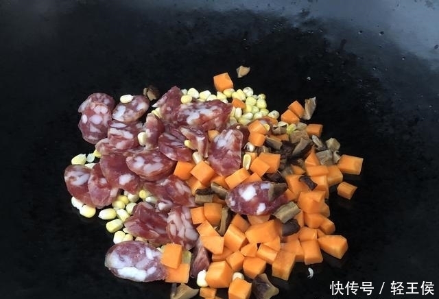 腊肠焖饭|天冷米饭最爱此样做,饭菜一锅端,热乎乎香喷喷,营养好吃又省事