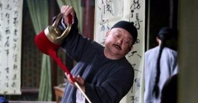  和?|和珅在救灾时，为什么当着灾民面在粥里撒沙子？专家：思想前卫