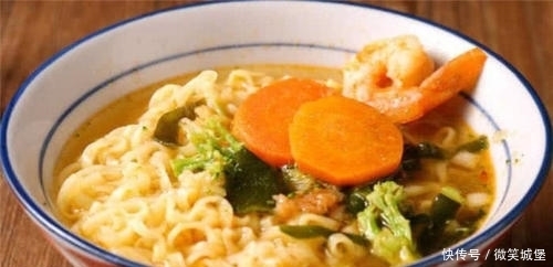 发现|吃了20年泡面，才发现桶面上有“小机关”，果断放弃之前的吃法