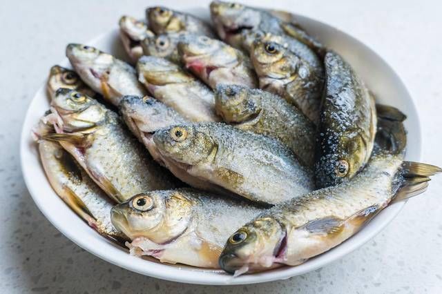 小鲫鱼|鲫鱼无刺如何做得到放一点它,从头吃到尾连渣都不剩