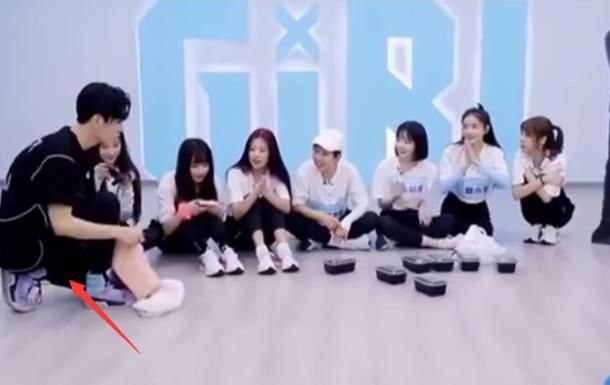 留意到|王子异蹲着给《青你2》学员分零食,有谁留意到他腿怎么放的细节见人品