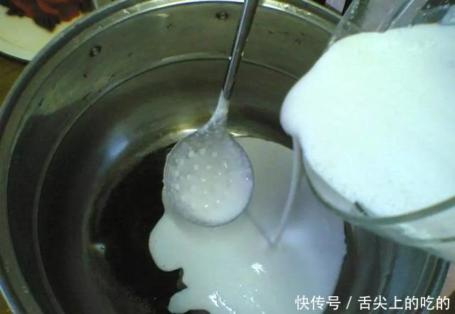  滚水|把面粉倒进滚水里煮，10分钟后，全家人都惊讶，我连吃了2碗