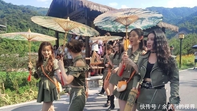 张艺凡|硬糖少女在《青春环游记2》,游拍合照严格按名次,张艺凡真惨!