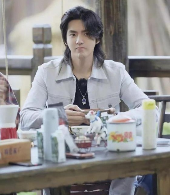  国籍|吴亦凡求生欲很强，上节目征婚介绍自己时，硬是把国籍改成出生地