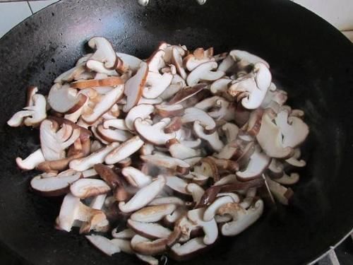  上桌|夏天最该吃的不是黄瓜，而是它，简单炒炒就上桌，精神饱满过夏天