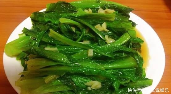 翻炒|清炒油麦菜,要翻炒至油麦菜叶子呈现深绿色